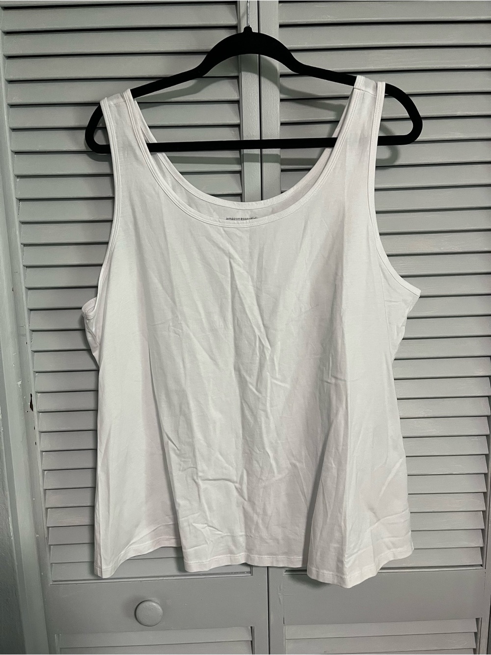 Amazon Essentials Women's White Scoop Neck Tank Top